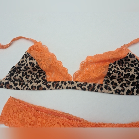 Leopard Print Bra and Thong Set S/M - Picture 3 of 9